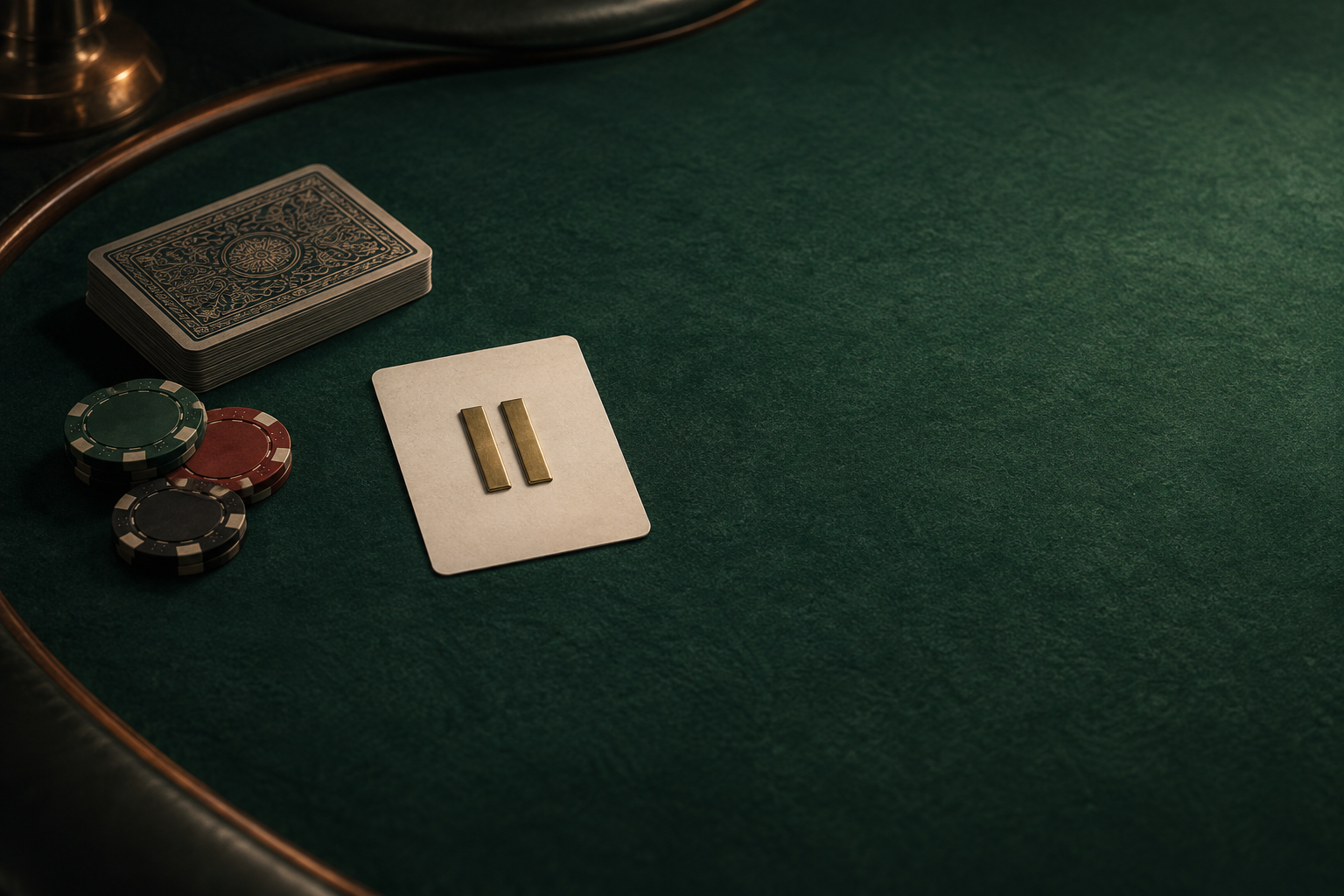 Ilustrasi kartu tertutup, keping yang disisihkan, dan penanda jeda di meja kasino.